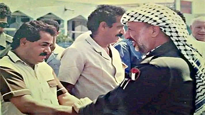 الفقيد راجح صالح ناجي مع الرئيس الفلسطيني الراحل ياسر عرفات